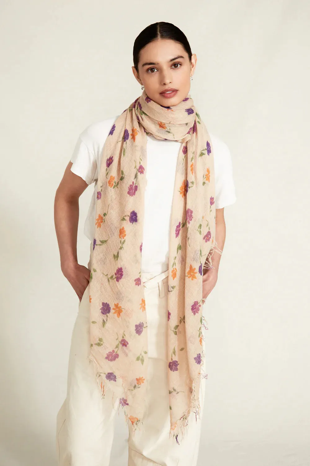 CASHMERE AND SILK SCARF IN CREAM
