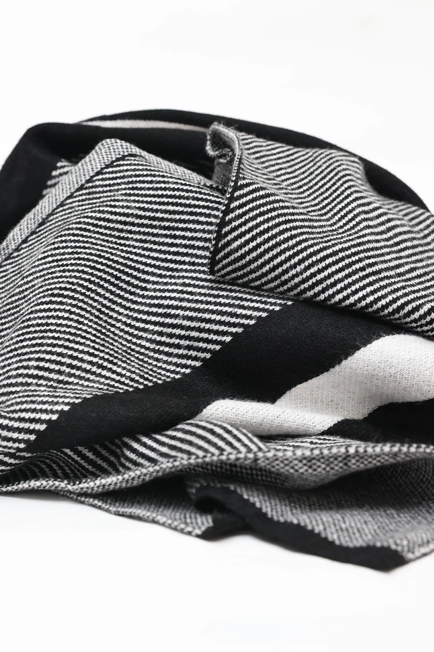 DIAGONAL HERRINGBONE SCARF-BLACK