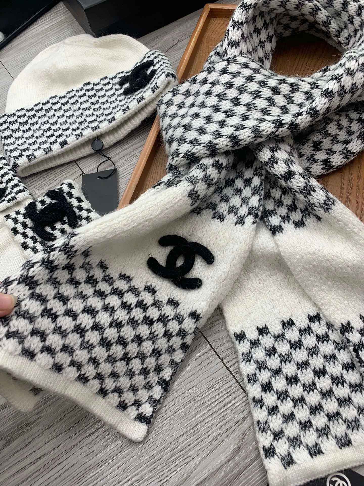 Houndstooth Winter Wool Set: Hat, Scarf & Gloves