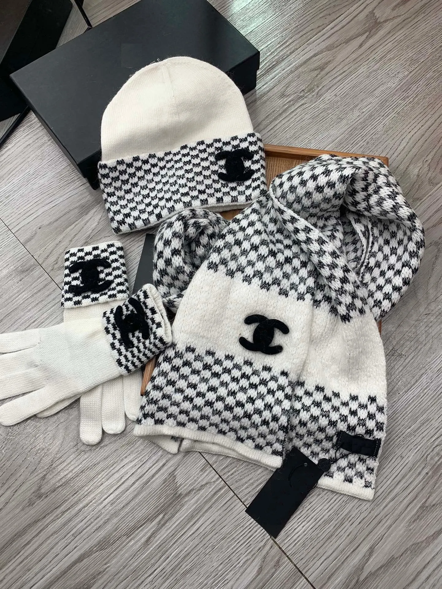 Houndstooth Winter Wool Set: Hat, Scarf & Gloves