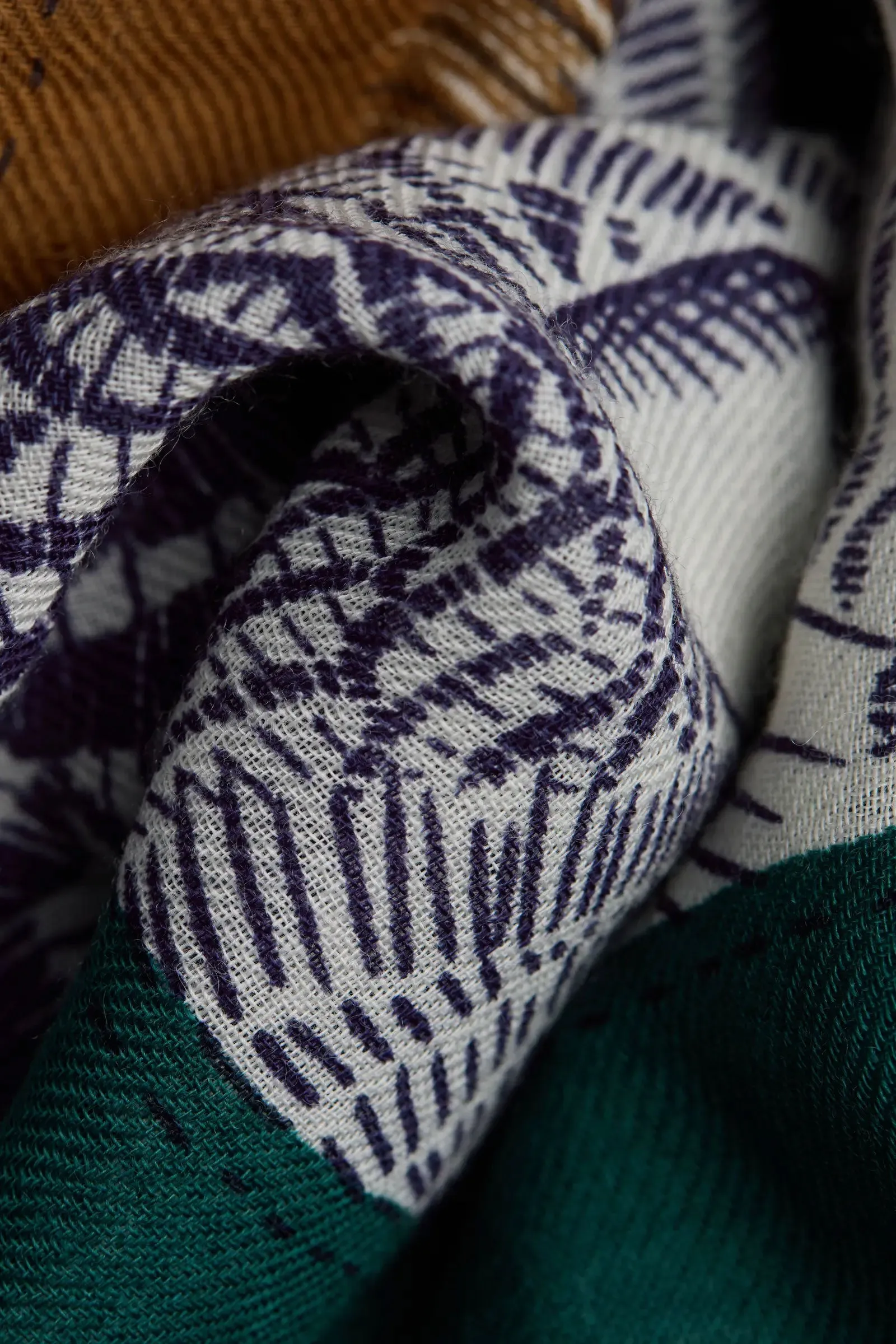 Inoui Editions Freres Scarf in Green