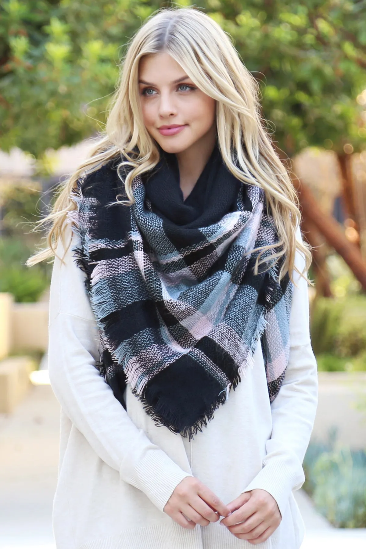 NAVY BLANKET FRINGED SCARF